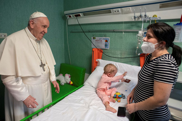 Giáo hoàng vào bệnh viện ở Vatican thăm trẻ em tị nạn Ukraine - Ảnh 4.