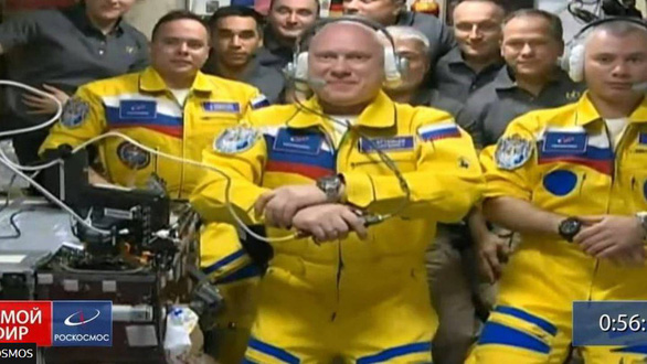 Thực hư vụ 3 phi hành gia Nga mặc trang phục vàng xanh để ủng hộ Ukraine - Ảnh 1.