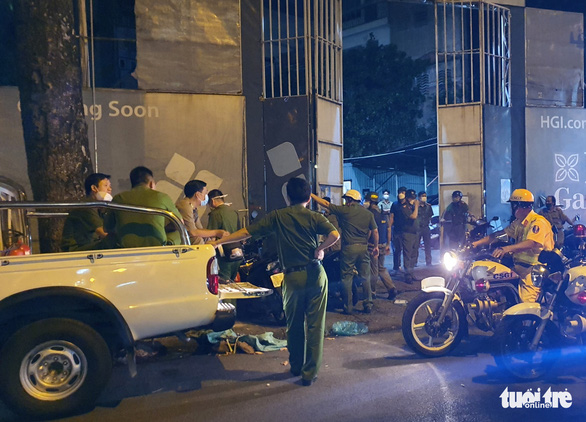 Hơn 40 người chuẩn bị đánh nhau do xích mích lúc bán hàng rong ở phố đi bộ Nguyễn Huệ - Ảnh 1.