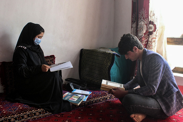 Taliban cho phép nữ sinh cấp 2 đến trường rồi đổi ý sau vài giờ - Ảnh 1.