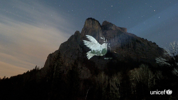 UNICEF thắp sáng chim bồ câu hòa bình lên vách núi - Ảnh 1.