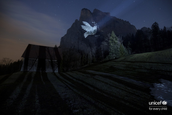 UNICEF thắp sáng chim bồ câu hòa bình lên vách núi - Ảnh 2.