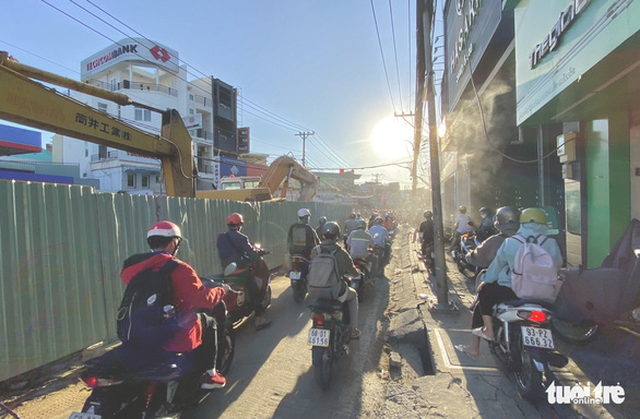 ‘Hít no’ bụi khi qua tuyến đường trung tâm TP Thủ Đức - Ảnh 4.