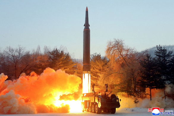 Triều Tiên bắn một ICBM, Hàn Quốc bắn thử một loạt tên lửa đáp trả - Ảnh 1.