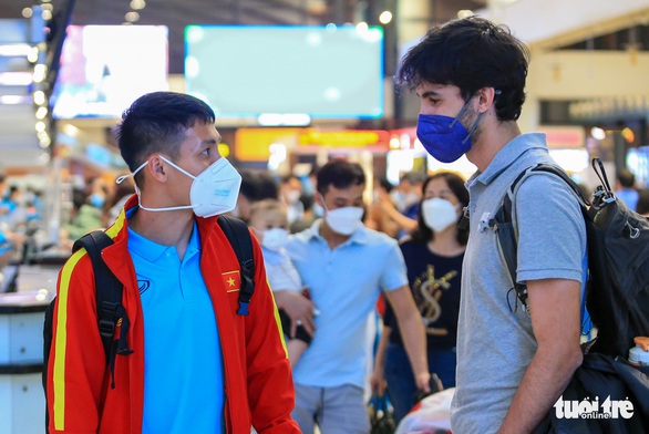 Tuyển Việt Nam sang Nhật Bản, Hùng Dũng gặp người quen ở sân bay - Ảnh 2. Tuyển Việt Nam sang Nhật Bản, Hùng Dũng gặp người quen ở sân bay - Ảnh 2.