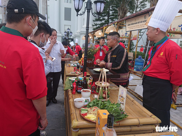Ốc nguội Hà Nội, cơm tấm Sài Gòn, cốm dẹp Sóc Trăng trong hành trình tìm 100 món ẩm thực Việt Nam - Ảnh 1.