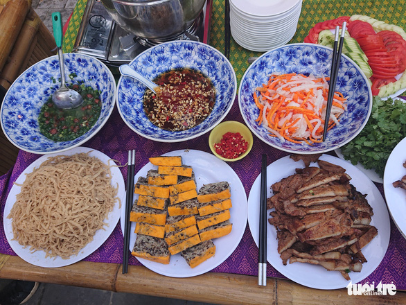 Ốc nguội Hà Nội, cơm tấm Sài Gòn, cốm dẹp Sóc Trăng trong hành trình tìm 100 món ẩm thực Việt Nam - Ảnh 3.