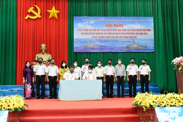 Bộ tư lệnh Vùng 5 hải quân sơ kết công tác phối hợp tuyên truyền biển, đảo - Ảnh 1.