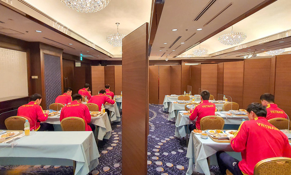Mỗi tuyển thủ Việt Nam ở một phòng, ăn uống riêng biệt tại Nhật Bản - Ảnh 4.