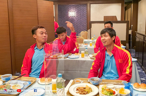Mỗi tuyển thủ Việt Nam ở một phòng, ăn uống riêng biệt tại Nhật Bản - Ảnh 3.