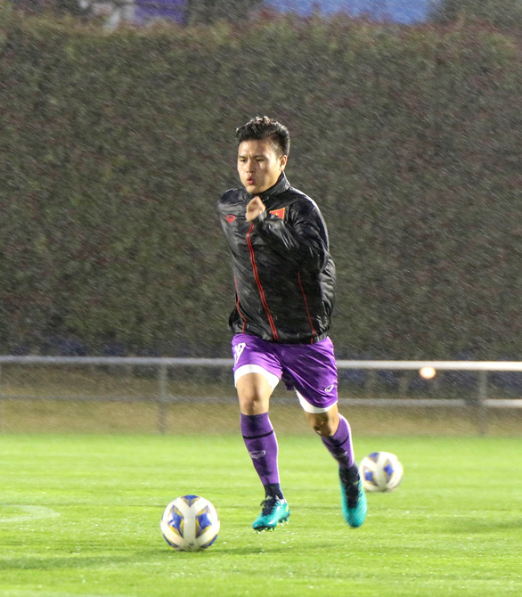 Đội tuyển Việt Nam tập luyện trong mưa to, gió giật tại Nhật Bản - Ảnh 7.
