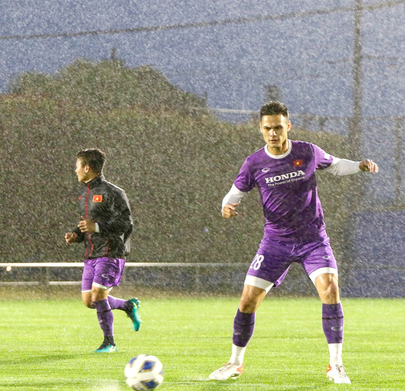Đội tuyển Việt Nam tập luyện trong mưa to, gió giật tại Nhật Bản - Ảnh 5.