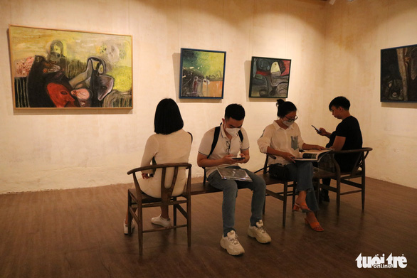 Huỳnh Lê Nhật Tấn ra mắt sách và triển lãm tranh Vết căn nguyên - Ảnh 3.