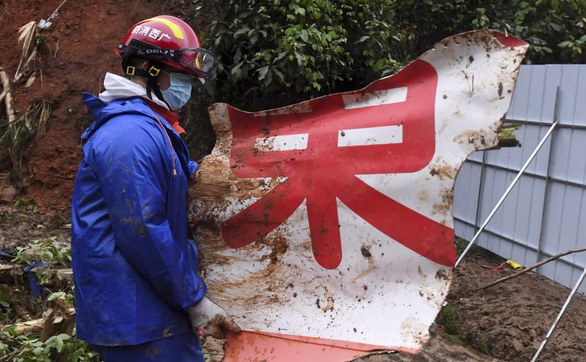 Trung Quốc bắt đầu bồi thường cho gia đình nạn nhân máy bay rơi - Ảnh 1.