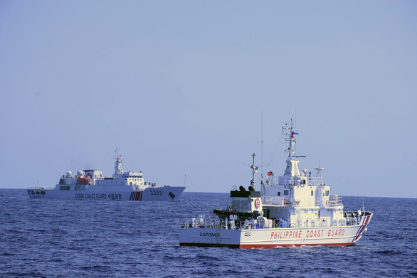 Tàu Philippines chạm mặt cự ly gần với tàu hải cảnh Trung Quốc ở Scarborough - Ảnh 1.