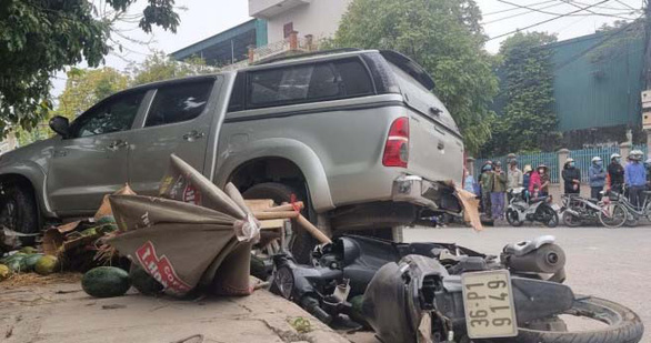 Xe ô tô lao vào tiệm bán hoa quả ở TP Thanh Hóa, 2 người tử vong - Ảnh 1.