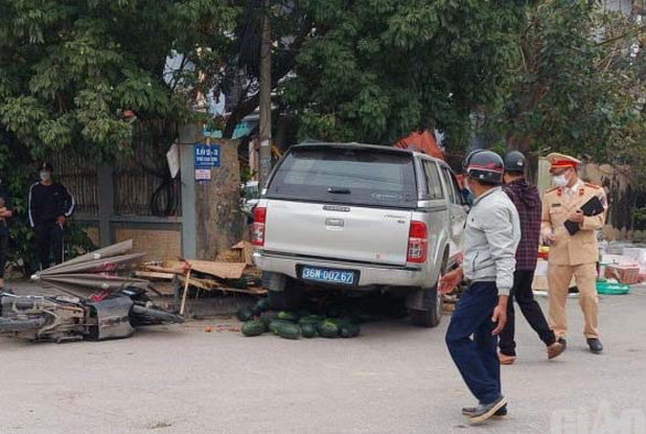 Xe lao vào tiệm bán hoa quả làm 2 người chết chở lãnh đạo Chi cục Thủy sản Thanh Hóa - Ảnh 1.