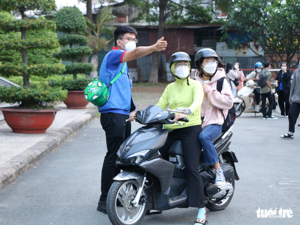 Làng đại học thành làng… ô tô trong ngày thi đánh giá năng lực - Ảnh 4.