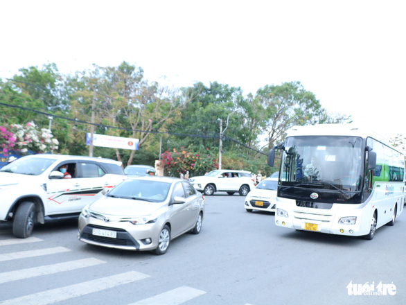 Làng đại học thành làng… ô tô trong ngày thi đánh giá năng lực - Ảnh 1.