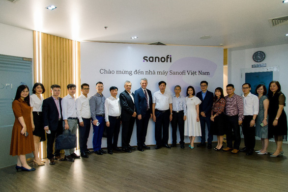 Thứ trưởng Bộ Y Tế thăm và làm việc tại Nhà máy Sanofi Việt Nam - Ảnh 1.