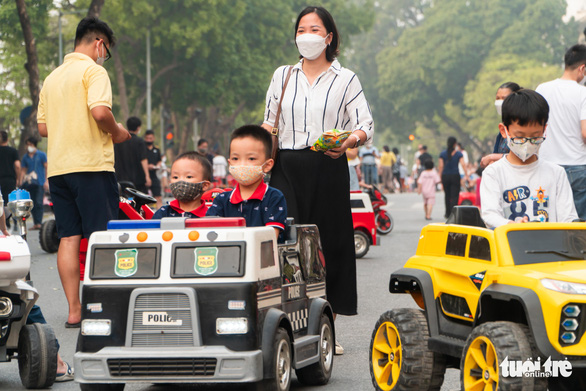 Các khu vui chơi đông nghịt trẻ em, sao Hà Nội vẫn đợi tiêm vắc xin mới cho trẻ tới trường? - Ảnh 2.