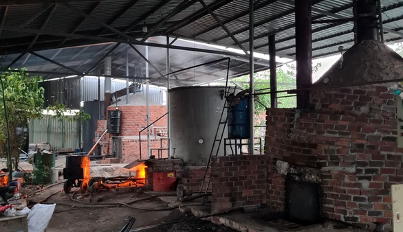 Tạm đình chỉ bí thư, chủ tịch xã để lò nấu dầu nhớt thải không phép hoạt động. - Ảnh 1. Tạm đình chỉ bí thư, chủ tịch xã để lò nấu dầu nhớt thải không phép hoạt động. - Ảnh 1.