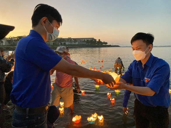 Thả hàng nghìn hoa đăng trên biển Cửa Đại tưởng niệm nạn nhân vụ lật tàu - Ảnh 1. Thả hàng nghìn hoa đăng trên biển Cửa Đại tưởng niệm nạn nhân vụ lật tàu - Ảnh 1.