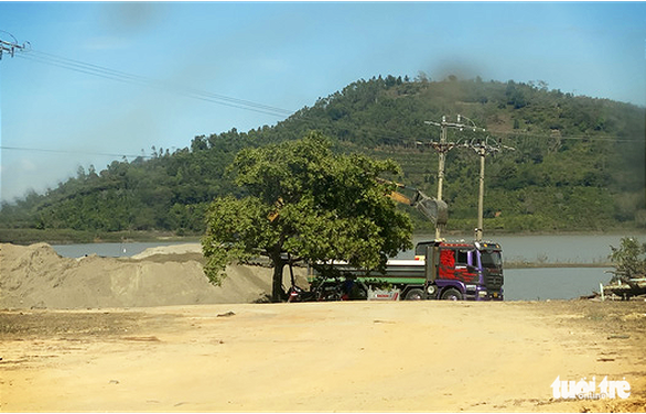 Được giao nạo vét lòng hồ nhưng chỉ tập trung ‘tận thu’ cát - Ảnh 4.