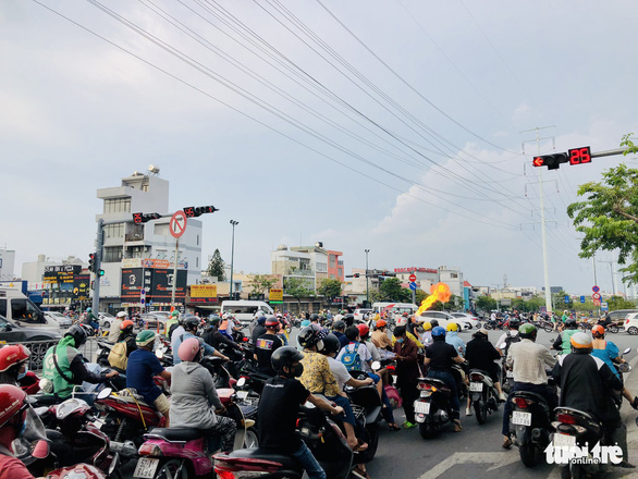 Người biểu diễn ngậm dầu phun lửa tràn ra các ngã tư đường, nguy cơ mất an toàn - Ảnh 2.