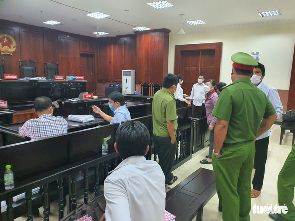 Náo loạn phiên tòa xử vụ kiện UBND huyện Cần Giuộc thu hồi đất dân với giá bèo - Ảnh 1.