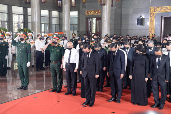 Lãnh đạo viết sổ tang thương tiếc cán bộ trẻ năng động, tận tụy Lê Hòa Bình - Ảnh 1.