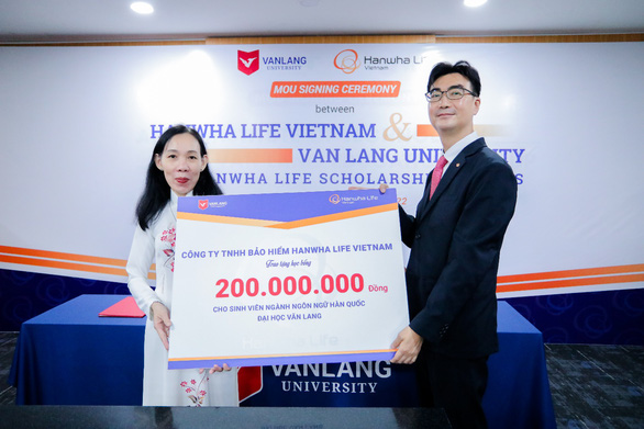 Hanwha Life VN tặng học bổng cho sinh viên ĐH Văn Lang TP.HCM - Ảnh 1.