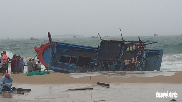 Mưa gió lớn bất thường, 60 tàu thuyền ở Phú Yên bị sóng đánh chìm, mắc cạn - Ảnh 2.