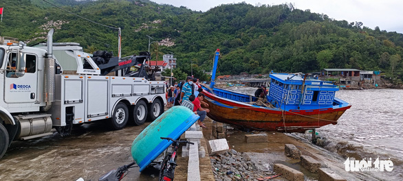 Sóng lớn đánh chìm tàu, thuyền của ngư dân Quy Nhơn, Khánh Hòa - Ảnh 9.