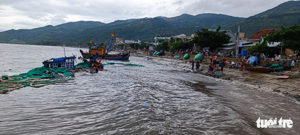 Sóng lớn đánh chìm tàu, thuyền của ngư dân Quy Nhơn, Khánh Hòa - Ảnh 5.