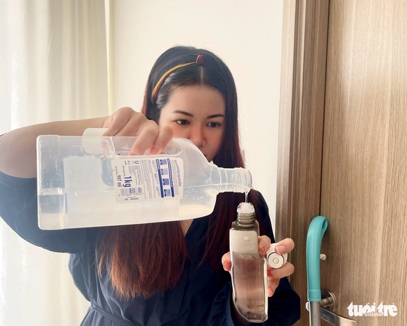 Hàng vệ sinh tẩy rửa lên ngôi trong thời dịch - Ảnh 3. Hàng vệ sinh tẩy rửa lên ngôi trong thời dịch - Ảnh 3.