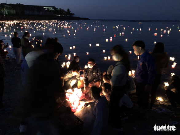 Thả hàng nghìn hoa đăng trên biển Cửa Đại tưởng niệm nạn nhân vụ lật tàu - Ảnh 2.