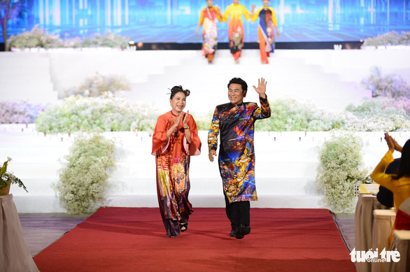 HHen Niê, Kim Duyên cùng hàng trăm nghệ sĩ trình diễn khai mạc Lễ hội áo dài TP.HCM - Ảnh 6.