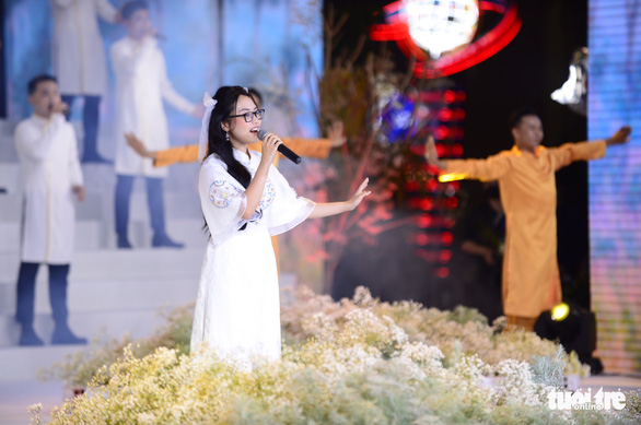 HHen Niê, Kim Duyên cùng hàng trăm nghệ sĩ trình diễn khai mạc Lễ hội áo dài TP.HCM - Ảnh 7.