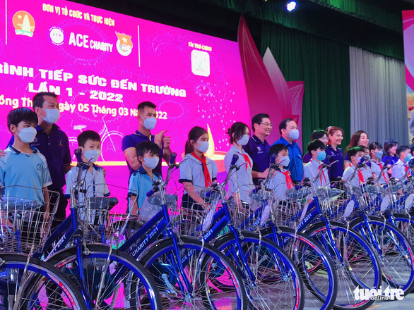 Trao tặng 300 xe đạp cho học sinh Đồng Tháp ‘tiếp sức đến trường’ - Ảnh 1.