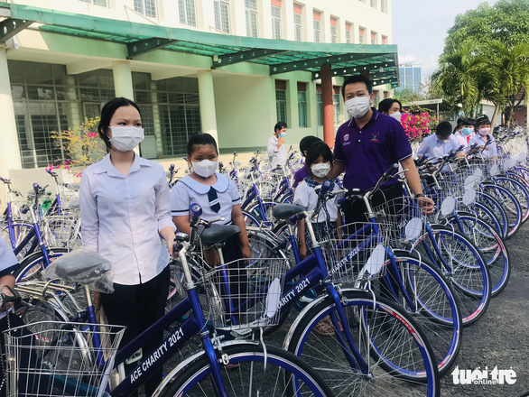 Trao tặng 300 xe đạp cho học sinh Đồng Tháp ‘tiếp sức đến trường’ - Ảnh 3.