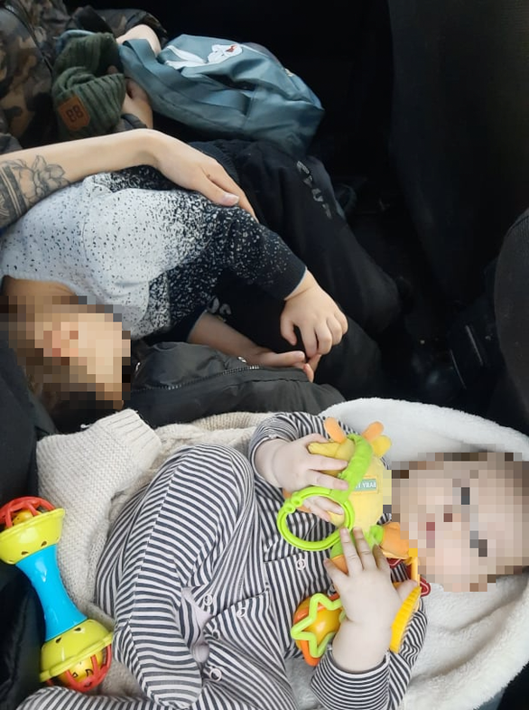 Tạm biệt chồng ở lại Ukraine, người mẹ Việt mang 2 con đi sơ tán - Ảnh 2.