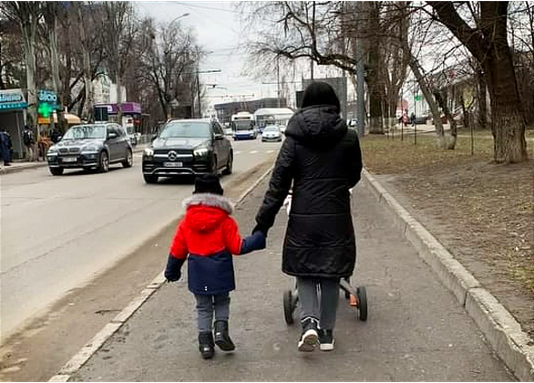 Tạm biệt chồng ở lại Ukraine, người mẹ Việt mang 2 con đi sơ tán - Ảnh 1.
