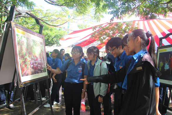 Khánh Hòa mang triển lãm số Hoàng Sa, Trường Sa của Việt Nam vào trường học - Ảnh 1.