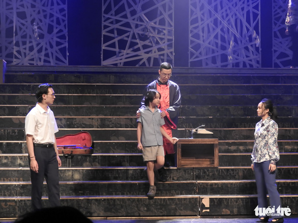 Con trai nữ sĩ Xuân Quỳnh rơi nước mắt xem nhạc kịch về mẹ, cha ruột và cha dượng - Ảnh 2.