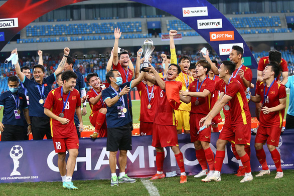 Hai thành viên đội tuyển U23 Việt Nam bị mắc kẹt tại Campuchia sẽ về nước ngày 8-3 - Ảnh 1.
