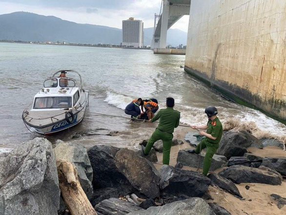 Người đàn ông dọa tự tử trên cầu Thuận Phước đã quay lại nhảy cầu qua đời - Ảnh 1.