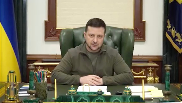 Tổng thống Zelensky tuyên bố đang ở Kiev, không chạy trốn và không sợ bất kỳ ai - Ảnh 1.