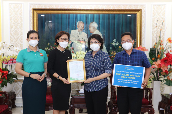 FPT Long Châu tặng 200.000 viên thuốc đặc trị Covid Molnupiravir cho người nghèo - Ảnh 1.