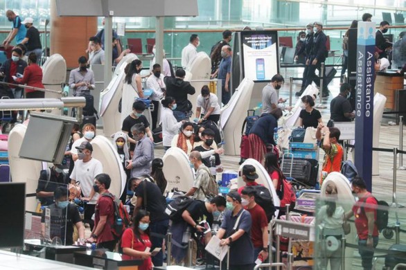 Singapore, Malaysia nhộn nhịp ngày mở cửa, du khách xếp hàng chờ nhập cảnh - Ảnh 1. Singapore, Malaysia nhộn nhịp ngày mở cửa, du khách xếp hàng chờ nhập cảnh - Ảnh 1.